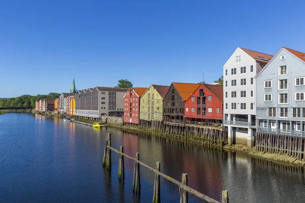 Vieux entrepôts colorés le long de la rivière Nidelva à Trondheim — Photo