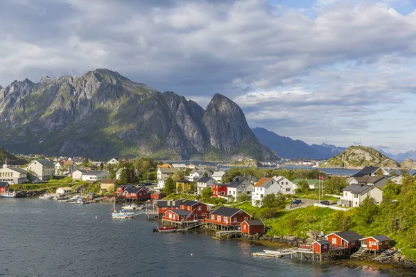 Beau village de pêcheurs de Reine au coucher du soleil, îles Lofoten — Photo