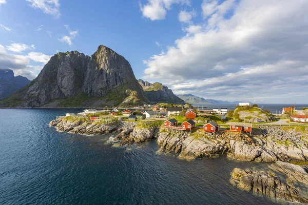 Beau village de pêcheurs de Reine au coucher du soleil, îles Lofoten — Photo