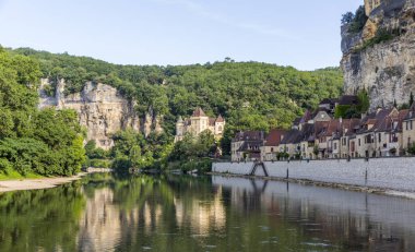Dordogne nehrin kuzey kıyısında güzel La Roque-Gageac Köyü