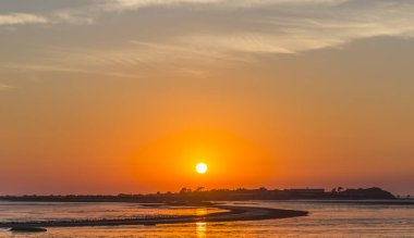 Günbatımı üzerinde Port-des-Barques Madam adasında