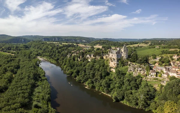 Luchtfoto van het kasteel van Montfort en Dordogne rivier — Stockfoto