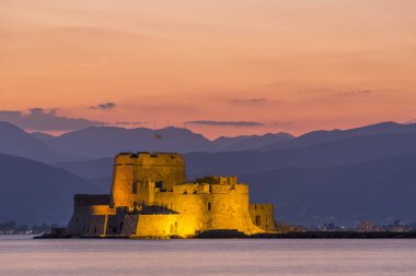 Arka planda Nafplio dağlarda Bourtzi kale görünümünü akşam
