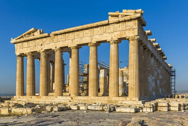 A Parthenon, a kék ég, a háttérben az athéni Akropolisz — Stock Fotó