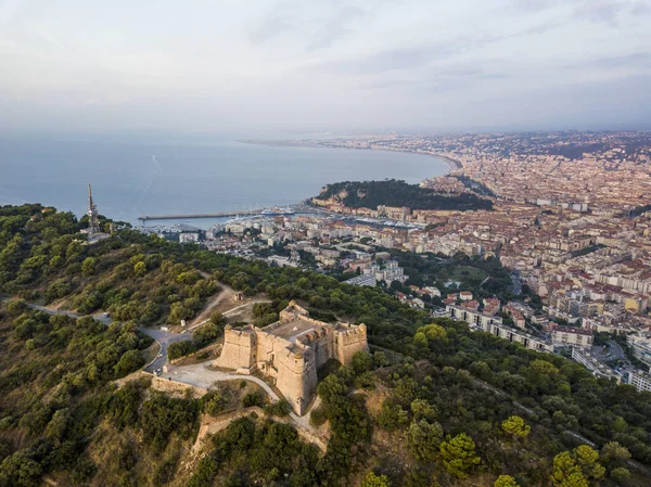 Vista aérea de Fort du Mont Alban y la ciudad de Niza al amanecer —  Fotos de Stock