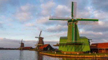 İyi korunmuş tarihi yel değirmenleri Zaanse Schans'a Zaandam yakınındaki zaman atlamalı
