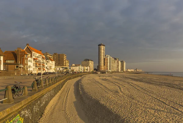 Paseo marítimo de Vlissingen, rascacielos de playa y costa al atardecer — Foto de Stock