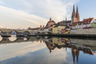 Stone Bridge, St Peters Kilisesi ve eski Regensburg şehir görünümünü
