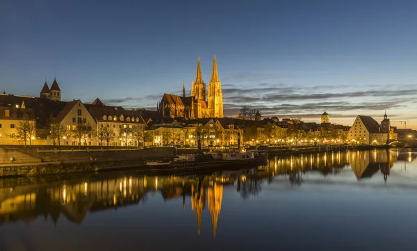 Vista noturna da Igreja de St. Peters e da Cidade Velha de Regensburg — Fotografia de Stock