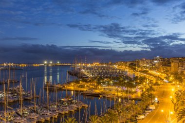 Palma De Mallorca, İspanya - 19 Kasım 2018: Akşam görünümü Palma de Mallorca