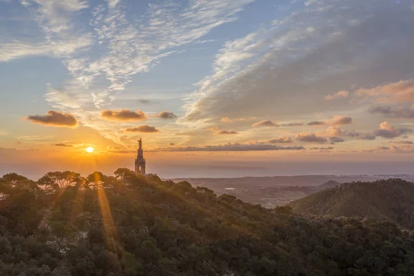 Sonnenaufgang über der Christusstatue im Sanktuarium und Kloster Sant Salvador auf Mallorca — Stockfoto