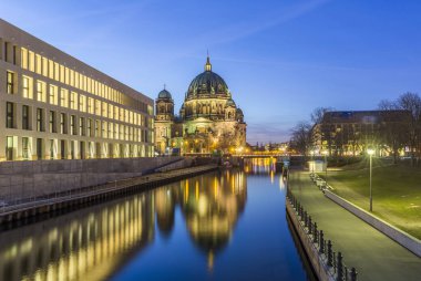 Akşam görünümü Berlin Katedrali, Almanya