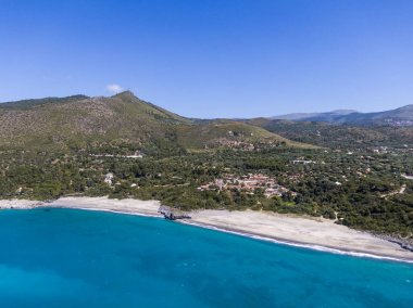 Marina di Camerota yakınlarındaki Capogrosso plajlarının havadan görünümü, İtalya