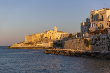Apulian Romanesque tarzıvieste ve katedral günbatımı görünümü, İtalya