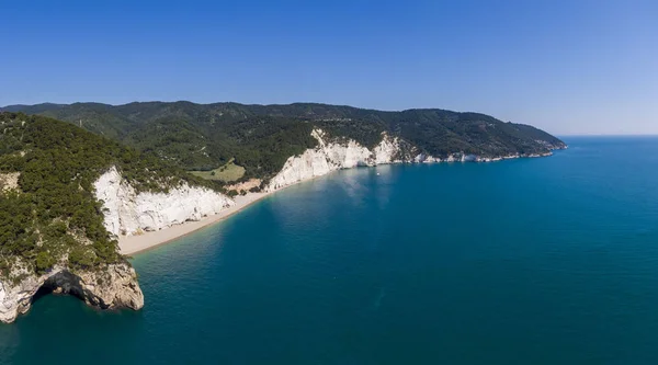 Letecký pohled na vysoké bílé útesy na pláži Vignanotica v regionu Apulia, Itálie — Stock fotografie