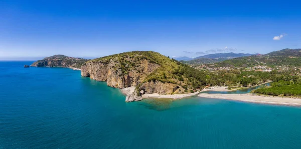 Palinuro sahilinin havadan görünümü ve doğal kemer, İtalya