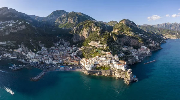 Flygvy över Amalfi stad, Italien — Stockfoto