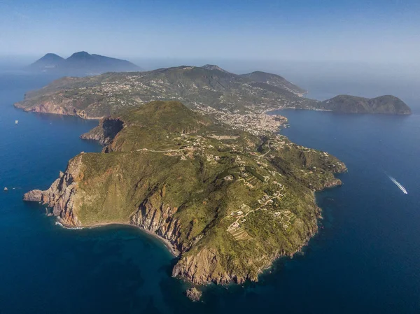 Aeolian Adaları'nın en büyüğü olan Lipari'nin havadan görünümü, Güney İtalya