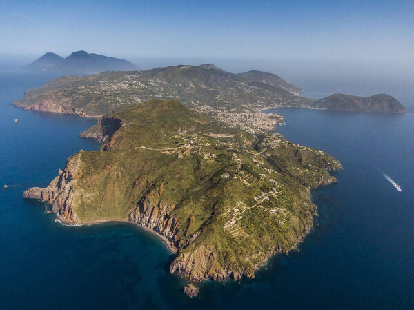 Вид с воздуха на Липари, самый большой из Эолийских островов, южная Италия
