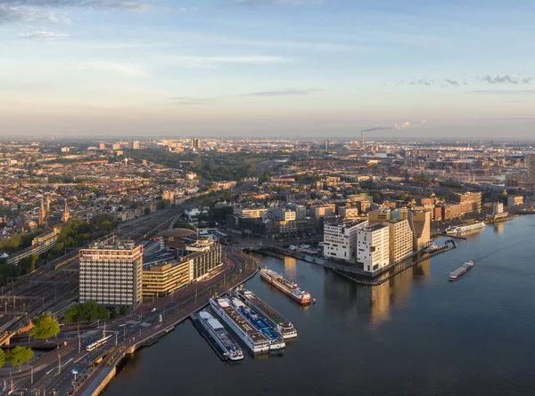 Вид с воздуха на центральную часть Амстердама, новый район Эйдок и круизные лайнеры, Нидерланды — стоковое фото