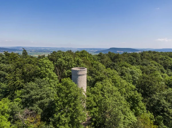 Ith torre de vigia ou Ithturm localizado na montanha entre Lauenstein e Bisperode na Baixa Saxônia — Fotografia de Stock