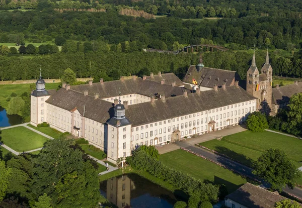 Vista aérea da Abadia Princesa de Corvey na Renânia do Norte-Vestefália, Alemanha — Fotografia de Stock