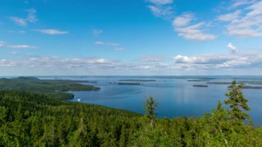 Finlandiya'nın Kuzey Karelia bölgesindeki Koli milli parkı ve Pielinen gölünün zaman atlamalı