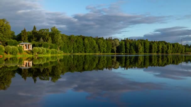 Upływ Czasu Chmur Nad Jeziorem Birinyu Odbicie Lustrzane Piękne Region — Wideo stockowe