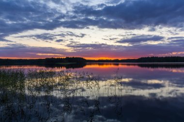 Finlandiya 'daki Saimaa Gölü bölgesinde Savonlinna Gölü' nde gün batımı
