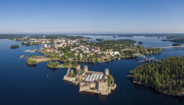 Finlandiya'daki Olavinlinna kalesi ve Savonlinna kasabasının havadan görünümü