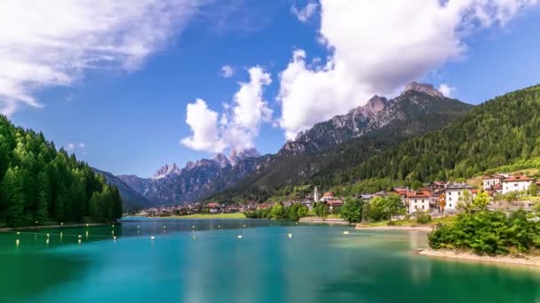 Tempo de lapso do lago Santa Caterina e comunidade Auronzo di Cadore, Dolomitas — Vídeo de Stock