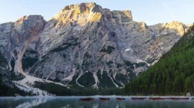 Braies Gölü, Dolomitler, İtalya 'da gün doğumunun gecikmesi