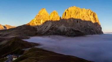 Langkofel Grubu, Dolomitler, İtalya 'da gün doğumunun gecikmesi