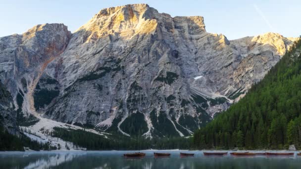 Zeitraffer des Sonnenaufgangs über dem Pragser See, den Dolomiten, Italien — Stockvideo