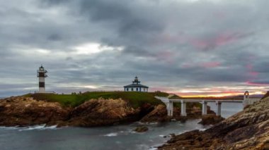 Pancha adası ve deniz feneri, Ribadeo 'da gün doğumunda zaman aşımı