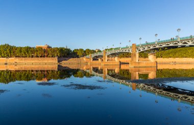Toulouse, Garonne Nehri 'ndeki Aziz Pierre köprüsünün güzel yansıması.