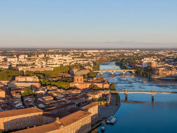 Widok z lotu ptaka na centrum Tuluzy, Saint Joseph Dome i rzekę Garonne, Francja — Zdjęcie stockowe