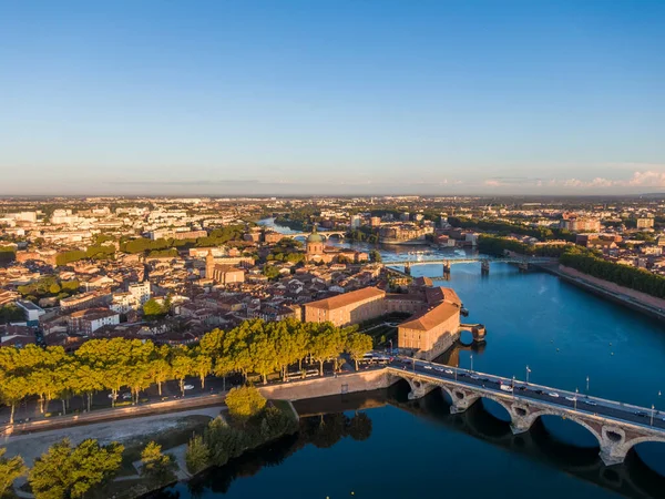 Widok z lotu ptaka na centrum Tuluzy, Saint Joseph Dome i rzekę Garonne, Francja — Zdjęcie stockowe