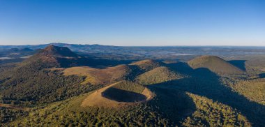 Fransa 'da Puy Pariou ve Puy de Dome volkanlarının hava manzarası