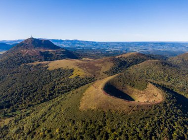 Fransa 'da Puy Pariou ve Puy de Dome volkanlarının hava manzarası