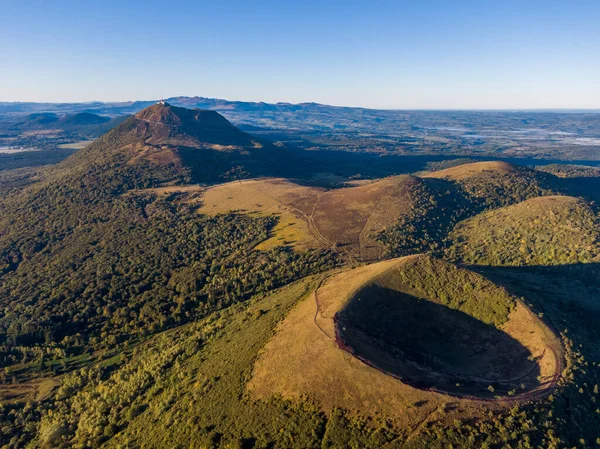 Fransa 'da Puy Pariou ve Puy de Dome volkanlarının hava manzarası