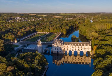 Chenonceaux romantik şatosunun hava günbatımı manzarası, Fransa 'nın Loire Vadisi' nin en ünlü şatolarından biri.
