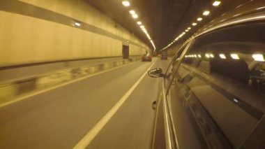 Araba ağır trafik tünel üzerinden gider. Araba vücut yan görünüm