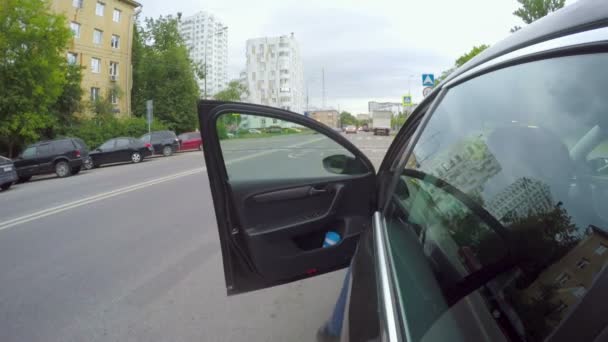 Homem Roupas Casuais Para Ficar Atrás Volante Carro Sai Vista — Vídeo de Stock