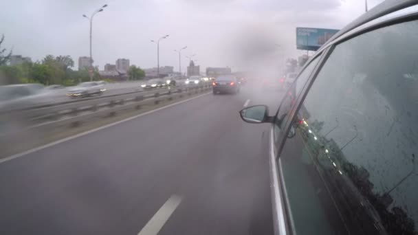 在雨中的高峰时段 汽车在公路上行驶 从车身的侧视图 — 图库视频影像