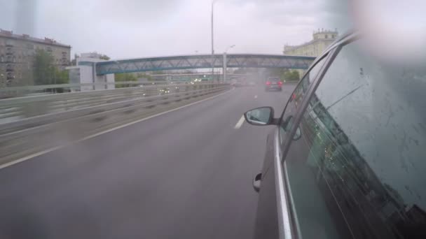 Coche Viaja Carretera Bajo Lluvia Vista Lateral Desde Carrocería Del — Vídeo de stock