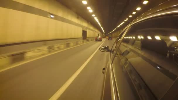 Coche Atraviesa Túnel Con Mucho Tráfico Vista Lateral Desde Carrocería — Vídeo de stock