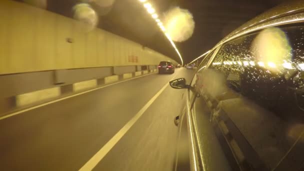 Coche Pasa Por Túnel Después Lluvia Vista Lateral Desde Carrocería — Vídeo de stock