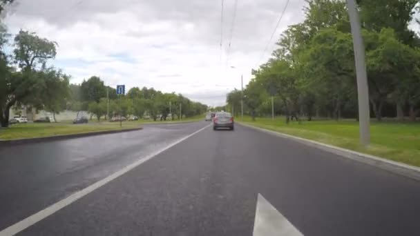 Auto Jezdí Město Ulici Která Vede Přes Park První Osoba — Stock video