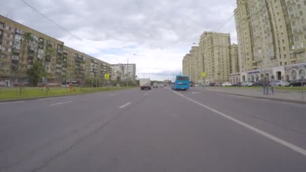 Mobil Itu Mengendarai Jalan Kota Yang Lebar Sepanjang Bangunan Apartemen — Stok Video